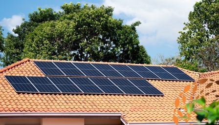 Painéis fotovoltaicos de alta eficiência instalados em casa no Vale do Jaguaribe